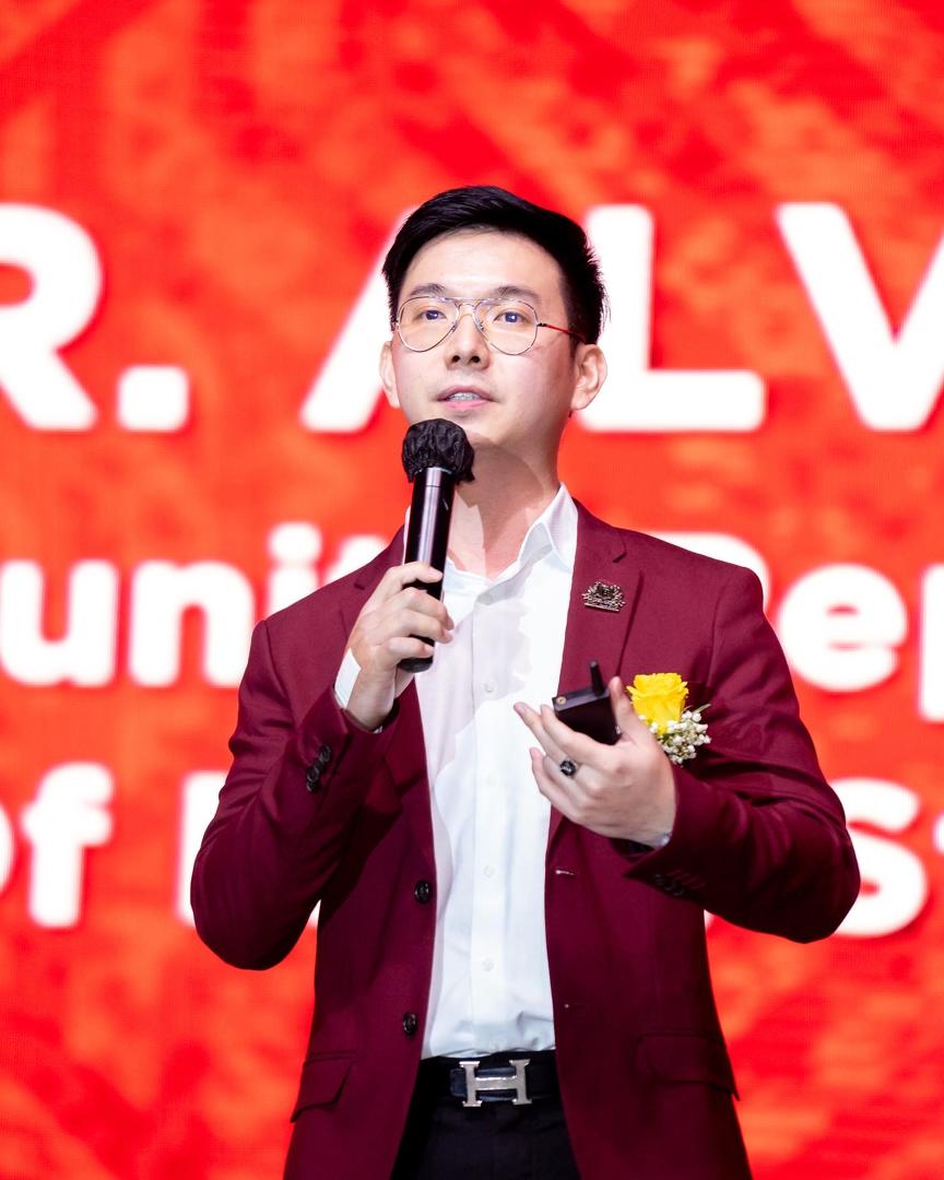 Alvin Ng speaking to a community audience