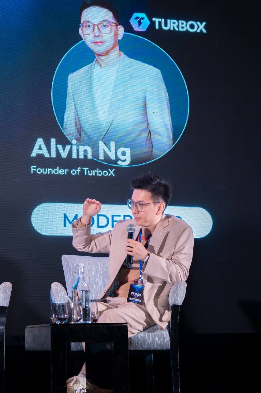 Alvin Ng moderating a panel at RWA Gateway